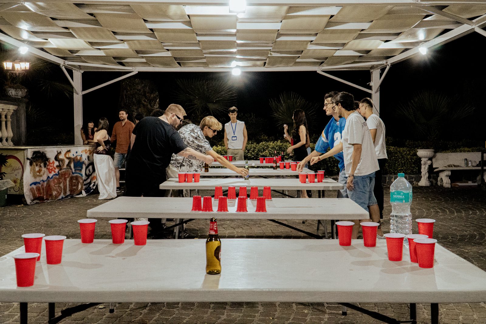 I tavoli da gioco sotto il pergolato